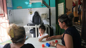 How do students from a special education school in Sancti Spíritus escape the encirclement?