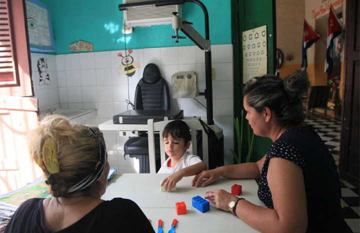 How do students from a special education school in Sancti Spíritus escape the encirclement?