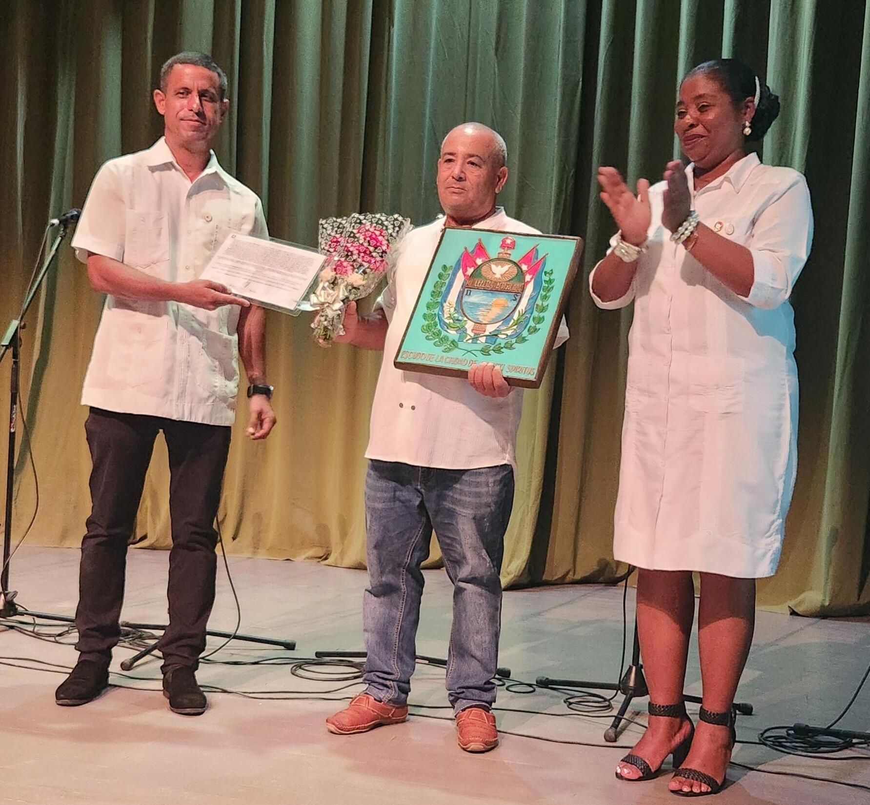 Photojournalist from Sancti Spíritus receives the Shield of the City