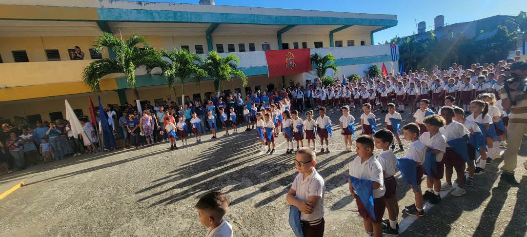 New Pioneers receive their insignia in Sancti Spíritus