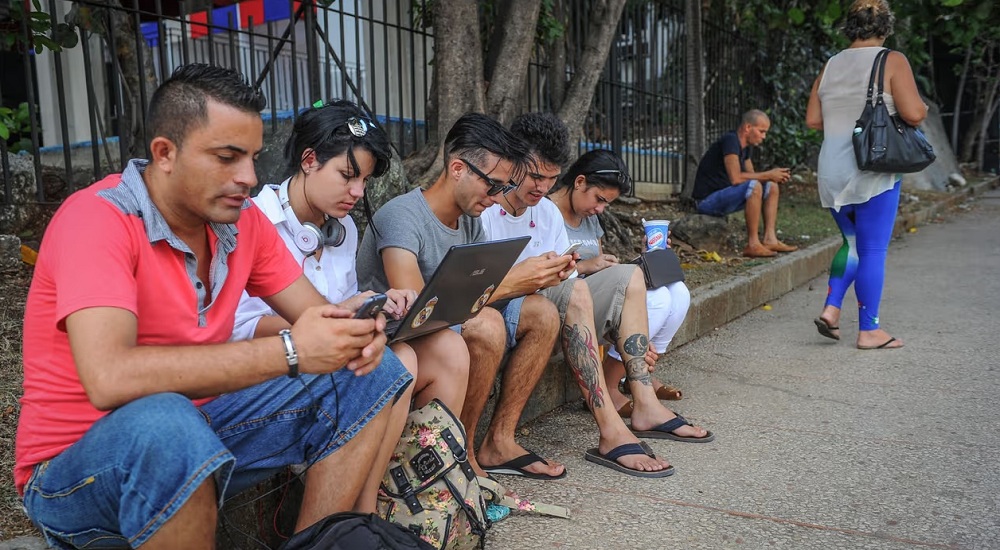 The risk of being always connected