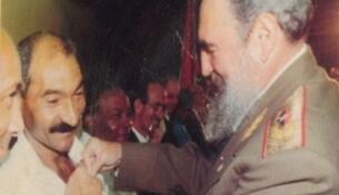 En 1990 Fidel entrega a Abundio Sánchez la condecoración de Héroe del Trabajo de la República de Cuba.Foto. Escambray.