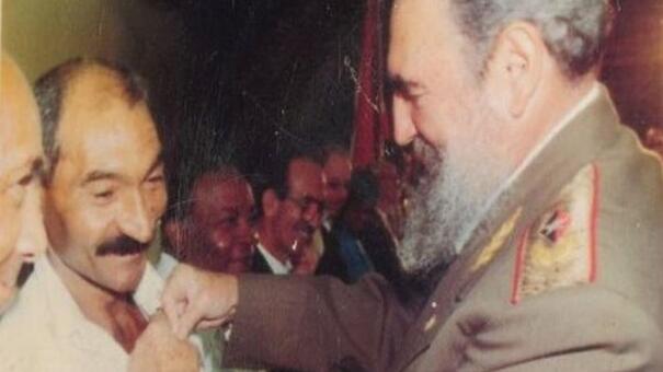 En 1990 Fidel entrega a Abundio Sánchez la condecoración de Héroe del Trabajo de la República de Cuba.Foto. Escambray.
