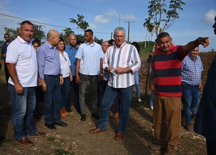 Recorre Díaz-Canel centros de interés en Camajuaní, Villa Clara