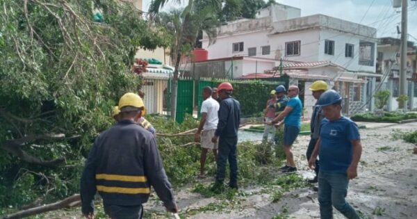Eléctricos espirituanos repararon los daños que dejó el huracán Rafael en la infraestructura eléctrica de la provincia de Artemisa. Foto: Empresa Eléctrica Sancti Spíritus.