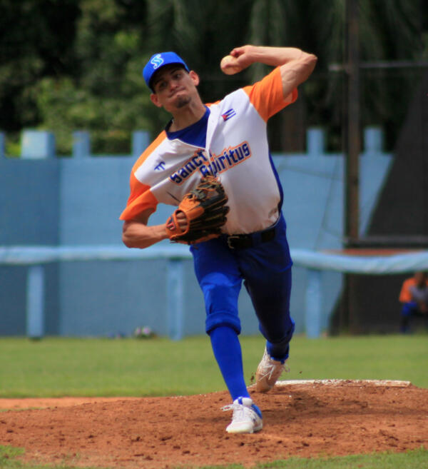 Carlos Michel Benavides fue el pitcher abridor por los Gallos. Fotos: Oscar Alfonso.