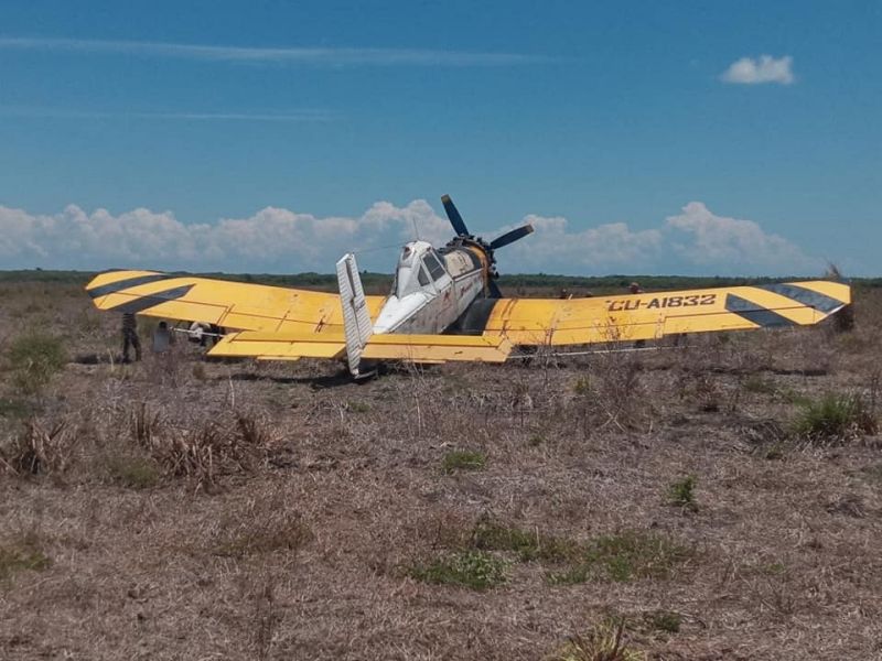 Piloto sale ileso al precipitarse a tierra el avión «Dromedario» en que sobrevolaba el Sur del Jíbaro (+Fotos)