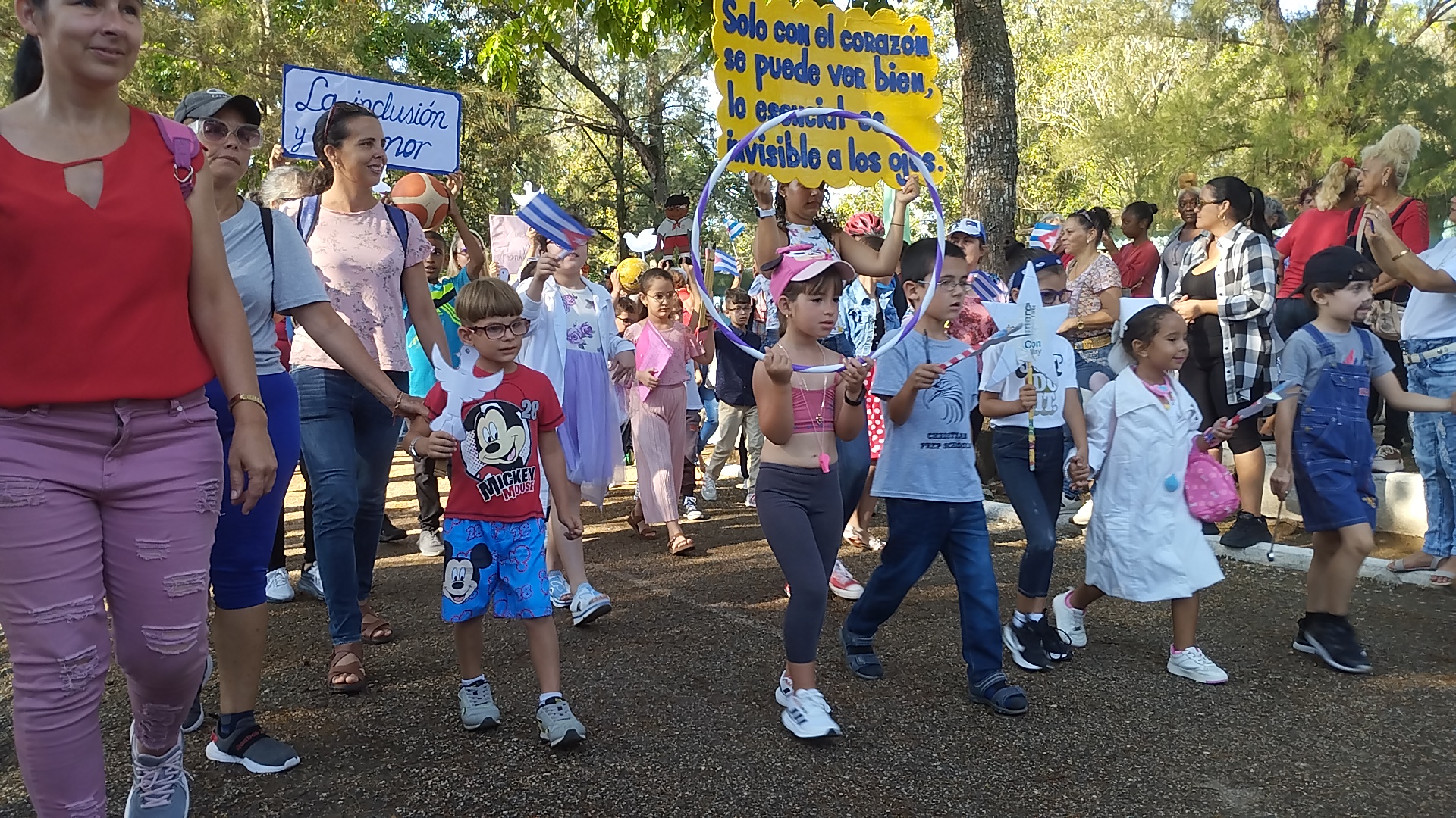 Desfile pioneril en Sancti Spíritus por el Primero de Mayo | Radio ...