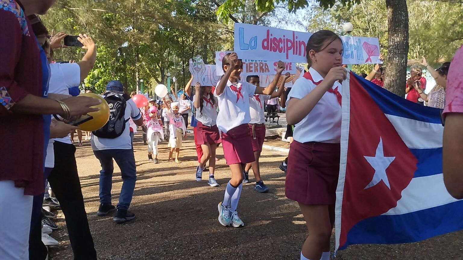 Desfile pioneril en Sancti Spíritus por el Primero de Mayo | Radio ...