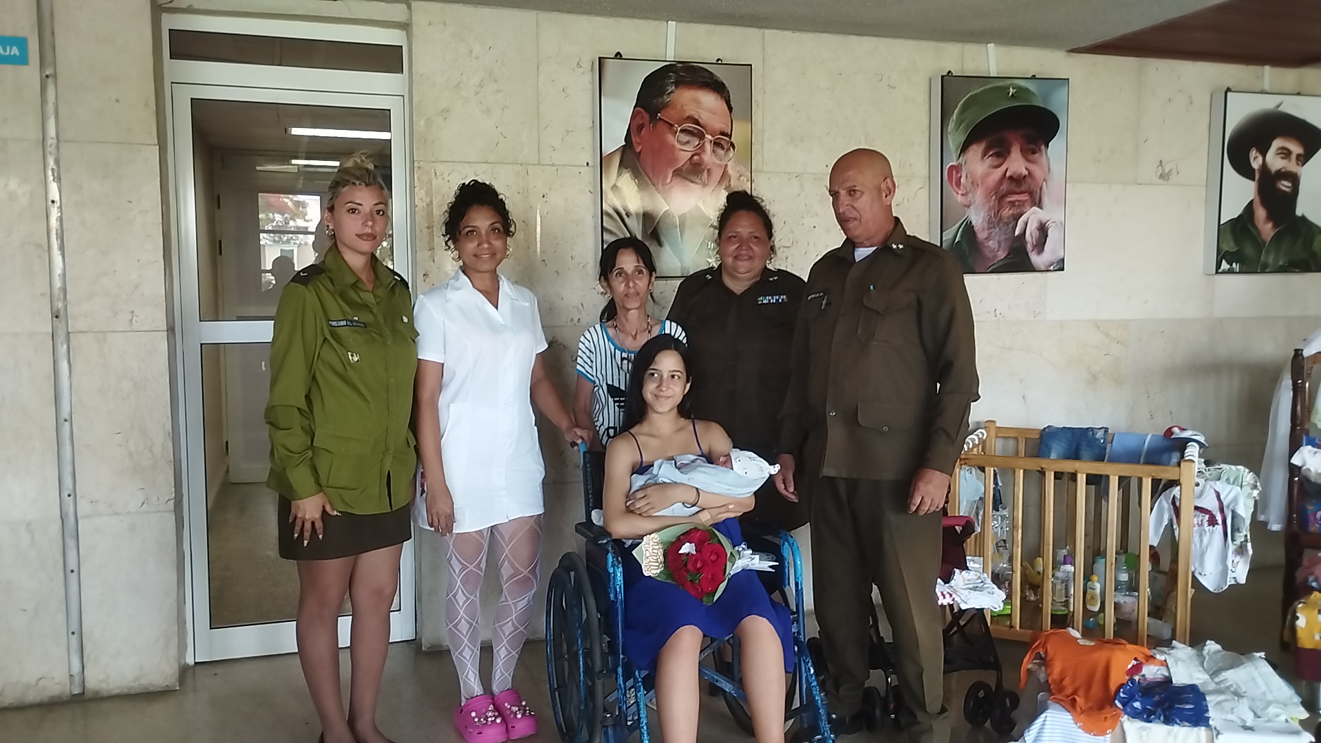 Ministerio del Interior entregó canastilla al primer bebé nacido en Sancti Spíritus este 6 de junio