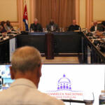 Participa Diaz-Canel en sesión de comisiones del Parlamento cubano