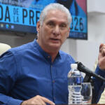 Intercambia presidente cubano con profesionales de la prensa en su día
