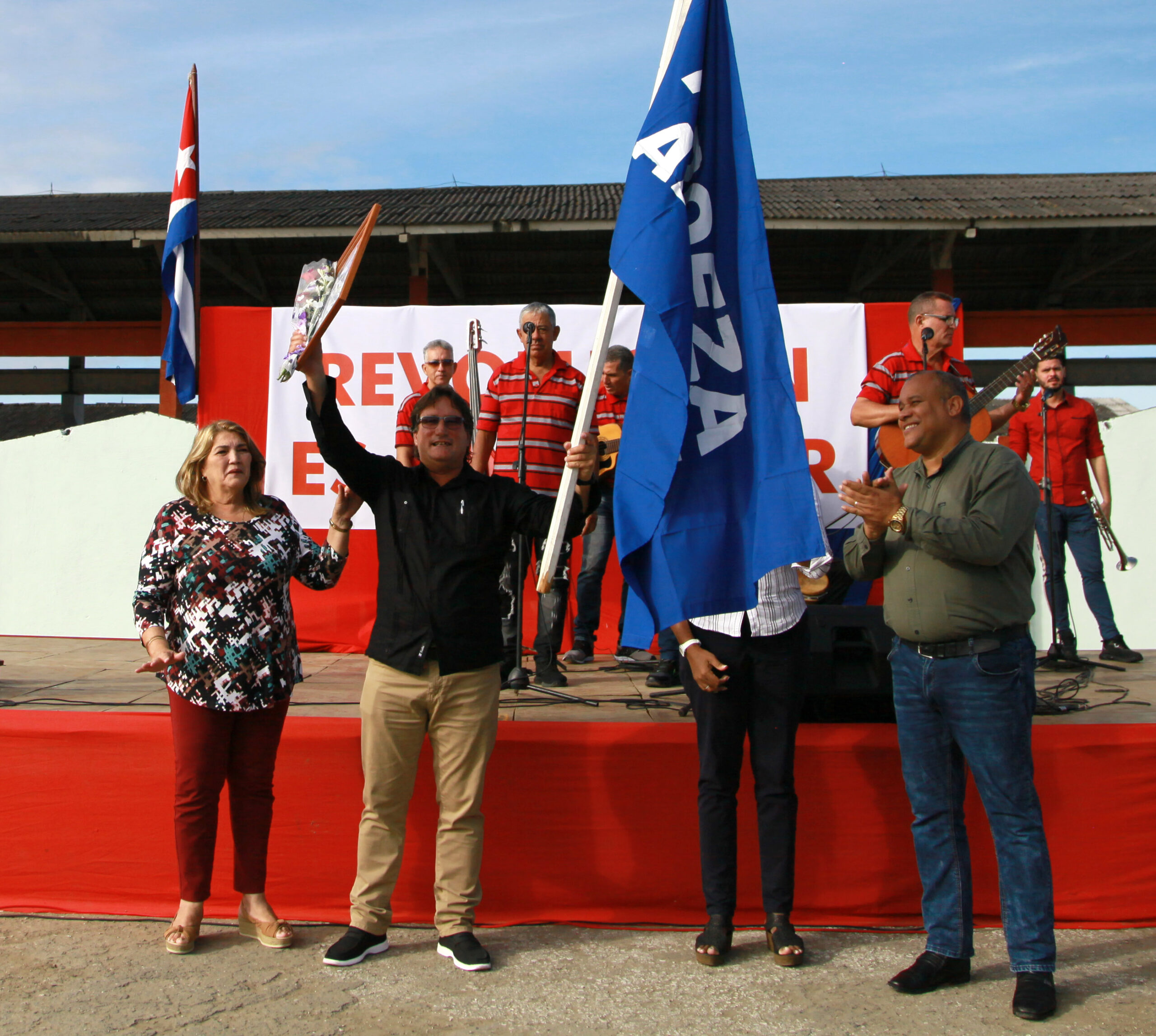 Homenaje a constructores matizado por la relevancia del mérito