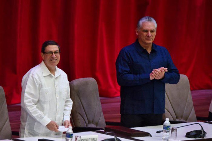 Acompaña Díaz-Canel a participantes en evento la Nación y la Emigración