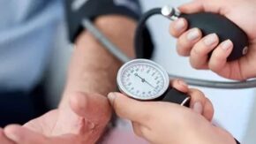 La hipertensión arterial es una de las enfermedades crónicas no transmisibles de mayor incidencia en la población .