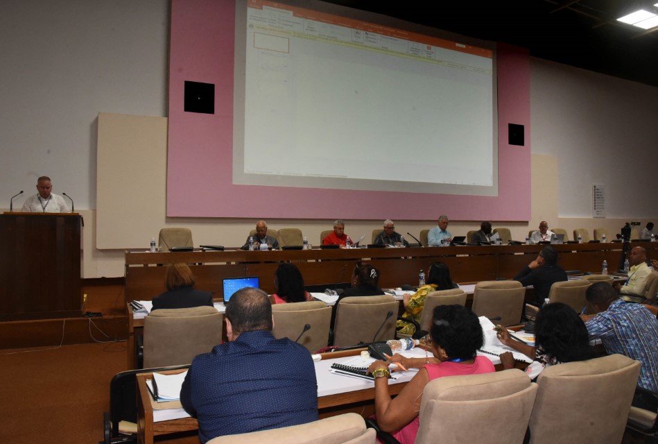 Abogan legisladores en Cuba por celeridad en cambios en la economía