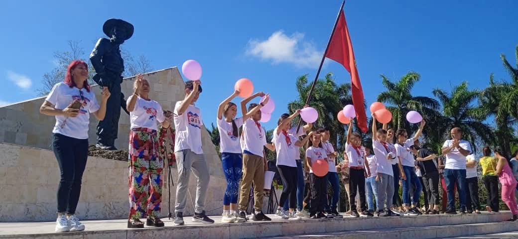 Abanderada comitiva espirituana al Congreso Pioneril