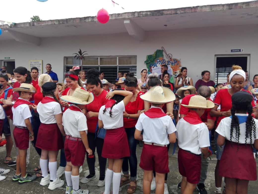 Un mar de pañoletas rojas para honrar a Maceo y Che