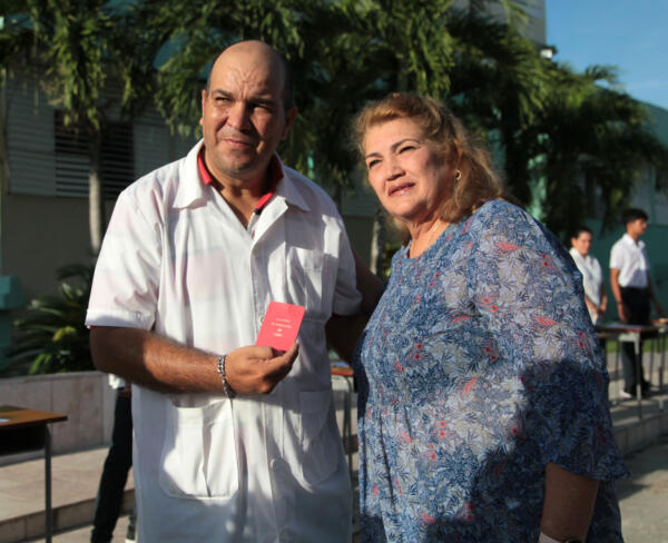 Nuevos militantes del Partido Comunista de Cuba recibieron su carné de manos de Deivy Pérez Martín(D), miembro del Comité Central del PCC y su primera secretaria en la provincia.