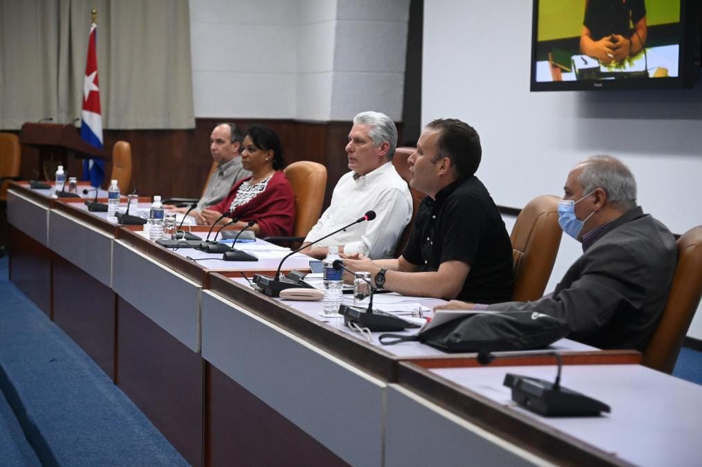 Dialoga Díaz-Canel con intelectuales y artistas de todo el país