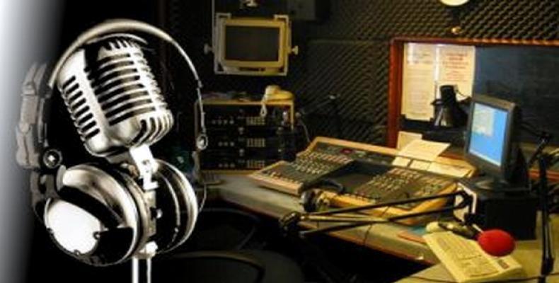 Presidente de parlamento de Cuba felicita a trabajadores de la radio