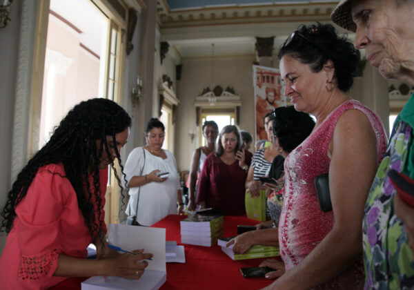 Los presentes no se fueron sin el libro firmado por la autora. Foto: Oscar Alfonso Sosa.