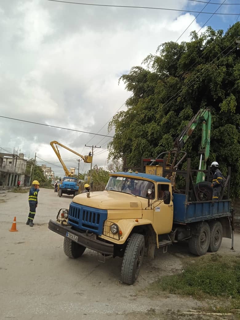 Eléctricos desarrollan acciones en Guayos para mejorar el servicio