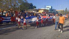 Pioneros desfilan en Sancti Spíritus por el Día de los Trabajadores