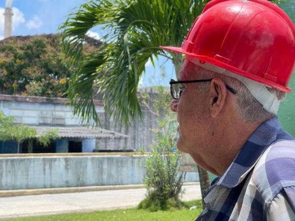 El especialista —y asesor de la dirección de la empresa— Saúl Rodríguez Pérez, se afana en la producción de cemento desde hace 46 años. Foto Wilber Zada.