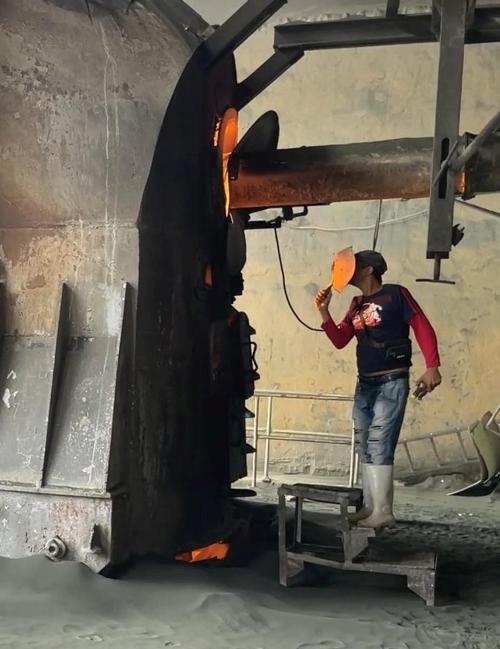 El horno de la Fábrica de Cemento Siguaney puede superar las 1500 grados Celsius. Foto Wilber Zada.