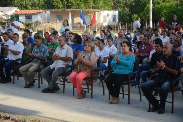 Autoridades del Partido y Gobierno de la provincia y el municipio acompañaron a pobladores y combatientes en la celebración. Foto: Oscar Alfonso Sosa.