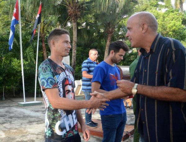 Nuevos militantes del Partido Comunista de Cuba recibieron su carné. Foto: Oscar Alfonso Sosa.