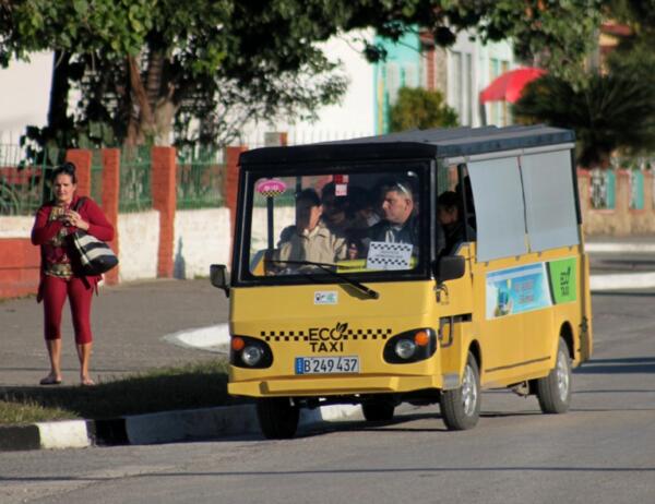 Los eco móviles colorean la cotidianidad de las calles espirituanas. Foto: Oscar Alfonso Sosa.