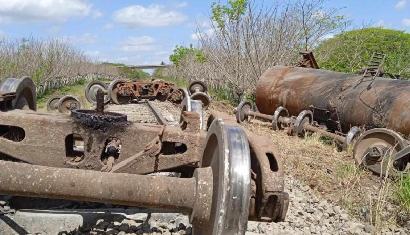 Extraen combustible de carros cisternas dañados en accidente ferroviario