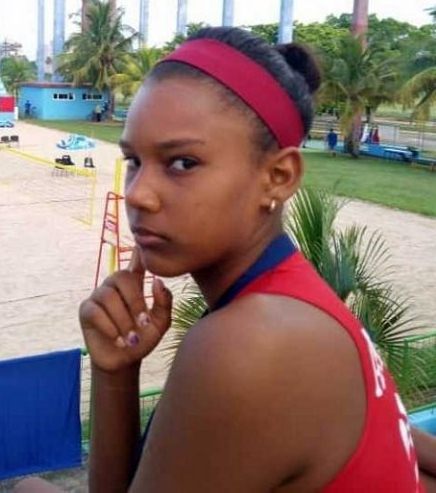 Analia es una de las jugadoras trinitarias que se ha visto limitada en la practica del voleibol de playa. Foto cortesia del entrenador.