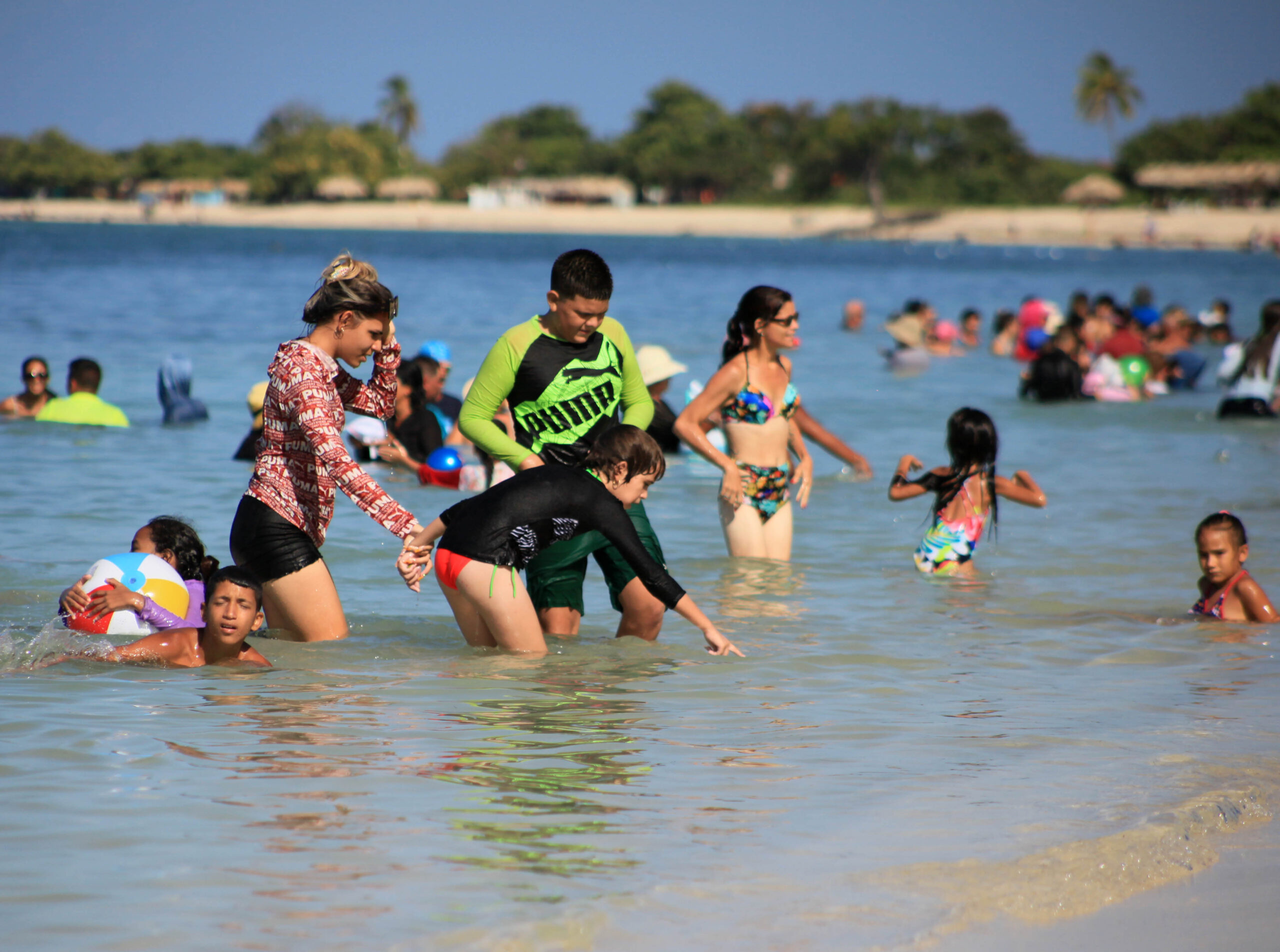 Playa Ancón y niños en modo verano