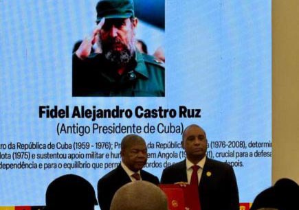 Condecora presidente de Angola a Fidel y Raúl por su legado internacionalista