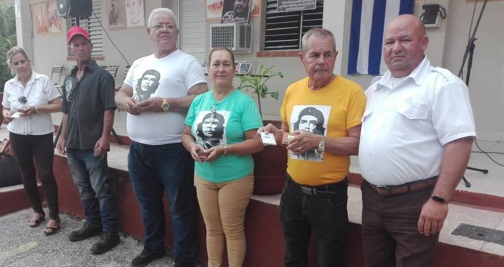 Entrega en Sancti Spíritus Sello 8 de Octubre a aniristas destacados