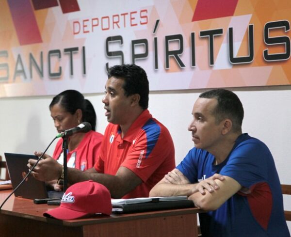 Raúl Fornés Valenciano (C), vicepresidente primero del Instituto Nacional de Deportes, Educación Física y Recreación, participó en la consulta. Foto: Oscar Alfonso Sosa.