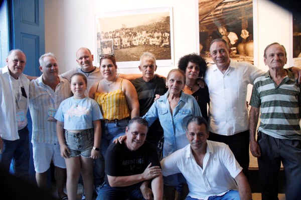 Raúl Abreu (segundo de la derecha en segunda fila) junto a miembros de la familia Santander, un legado de identidad y cultura. Foto: Oscar Alfonso Sosa.