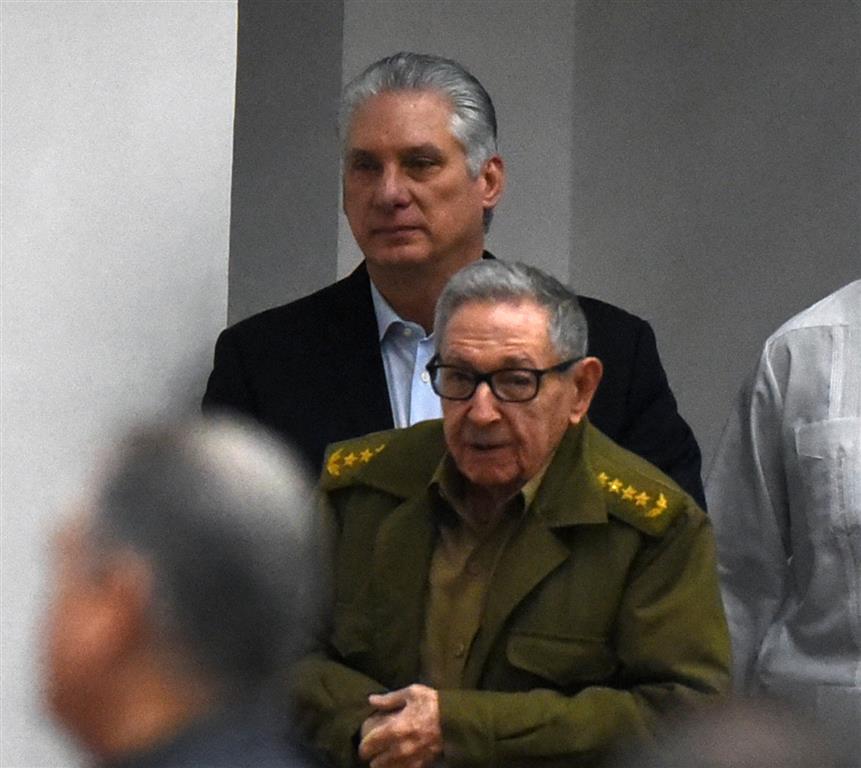 Raúl Castro reconoce apoyo de la Industria a las FAR