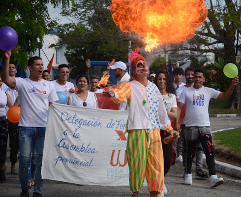Un ambiente típico de la alegría de la juventud está presente en la Asamblea. Foto: Oscar Alfonso Sosa.