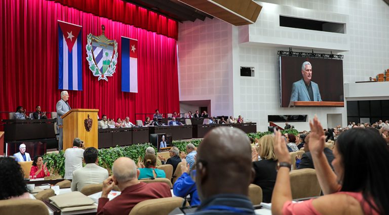 Díaz-Canel en el Parlamento cubano: “Rendirnos no es una alternativa”