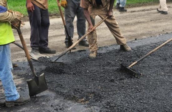 Labores de bacheo y pavimentación benefician a la Villa del Espíritu Santo en su aniversario 510