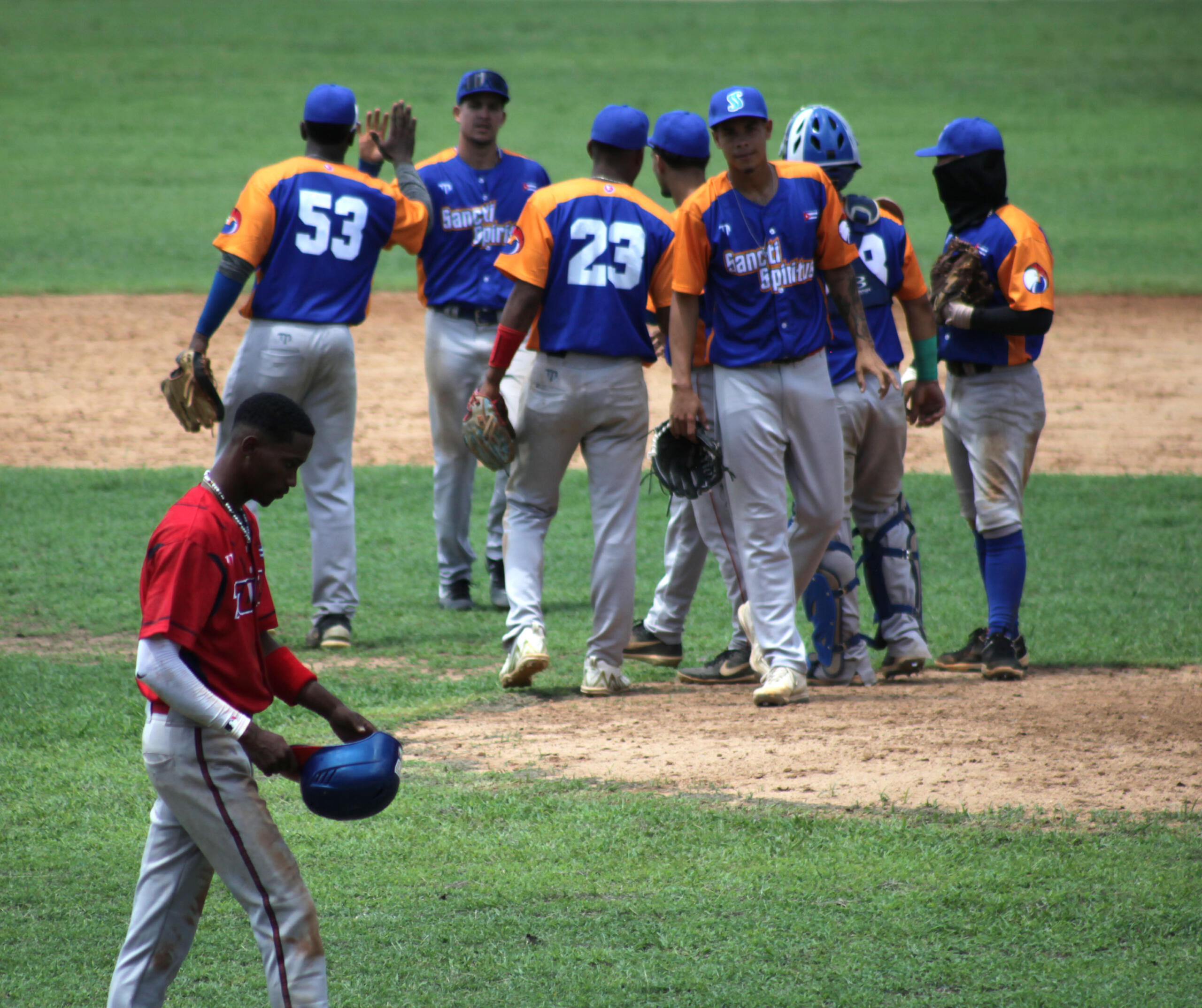 Béisbol Sub-23: Camagüey y Sancti Spíritus dividieron en el estreno