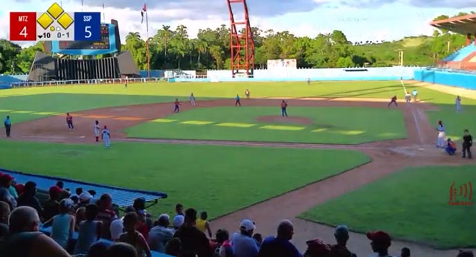 En reñido juego, Gallos aseguran subserie ante los Cocodrilos (+ video)