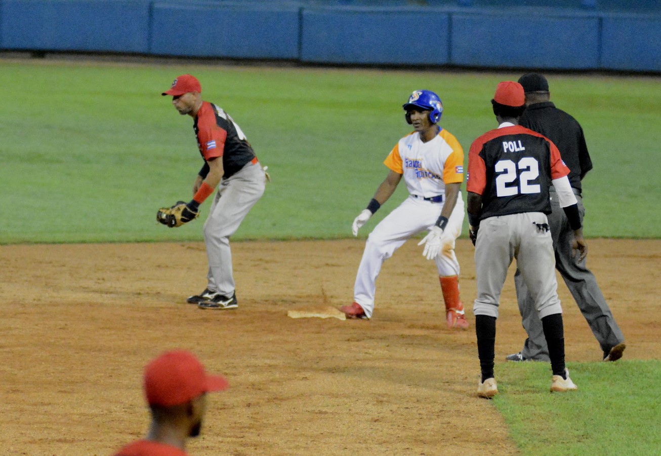 Béisbol: Gallos hicieron revisar récord de bateo en triunfo ante Santiago