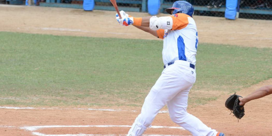 Ofensiva permite a los Gallos romper racha adversa