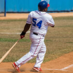 Alazanes vencen por la vía rápida a los Gallos