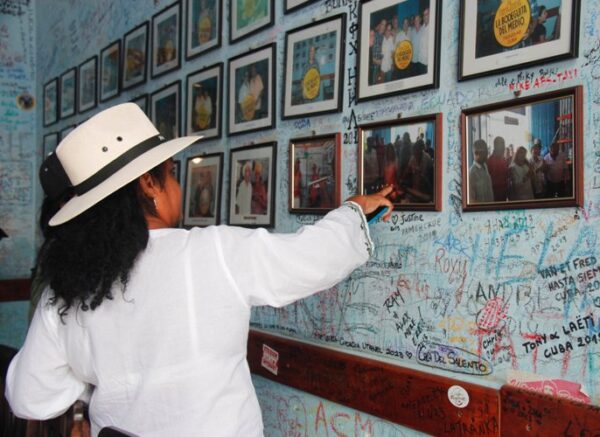 En las paredes de la Bodeguita hay mucha historia contada. Foto: Oscar Alfonso Sosa.